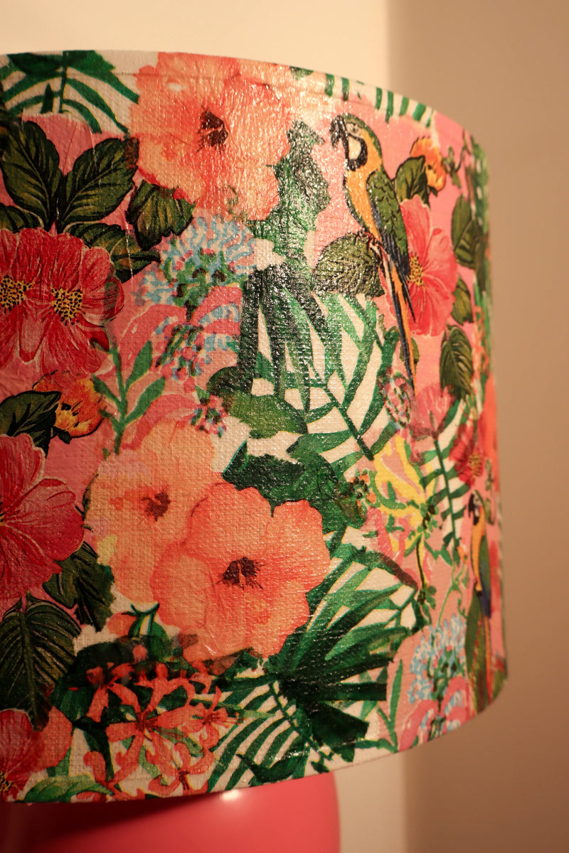 Roze voet met papegaaien kap